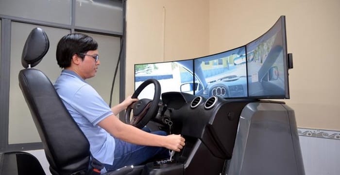 Mẹo thi mô phỏng ô tô khi có xe đối diện lấn làn