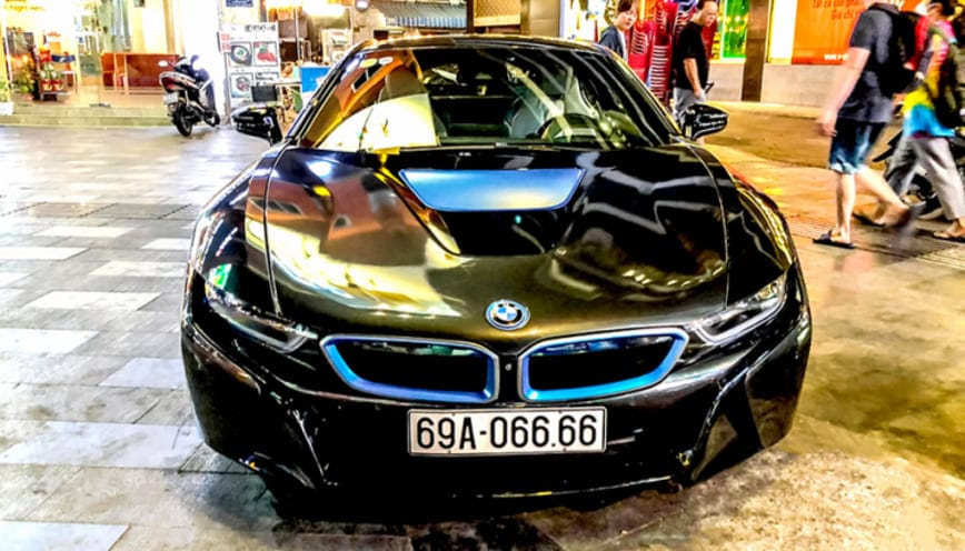 Xe ô tô biển 69 màu đen trơn bóng