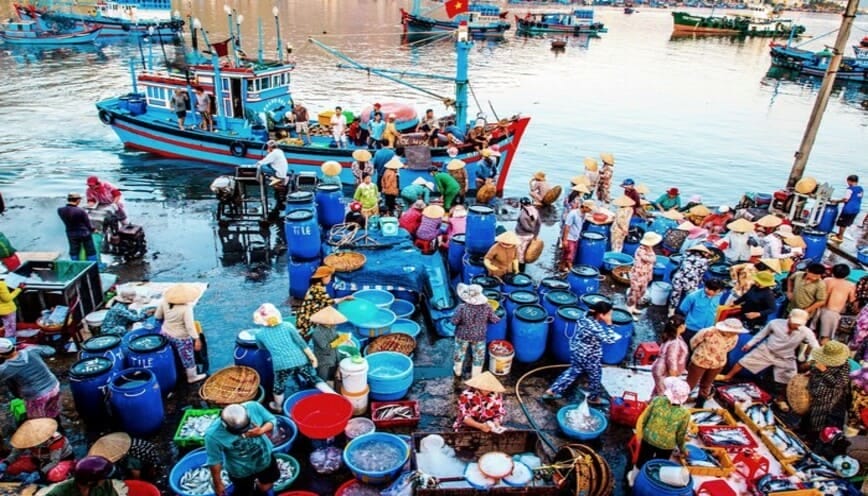 Người dân Khánh Hòa tập trung ở cảng biển để buôn bán