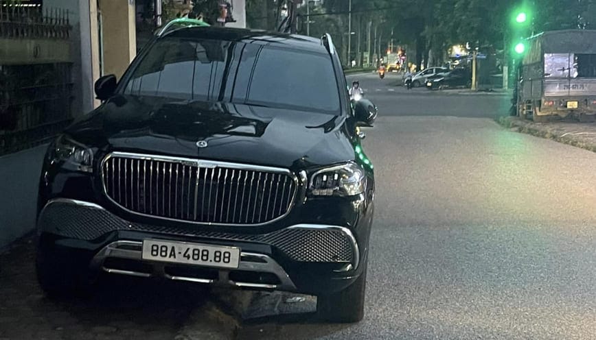 Xe ô tô biển 88 đậu trên vỉa hè