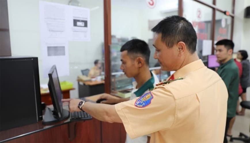 Trực tiếp đến phòng CSGT để đăng ký biển số xe