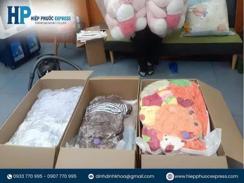 Kiểm tra hàng hóa kỹ trước khi đóng gói