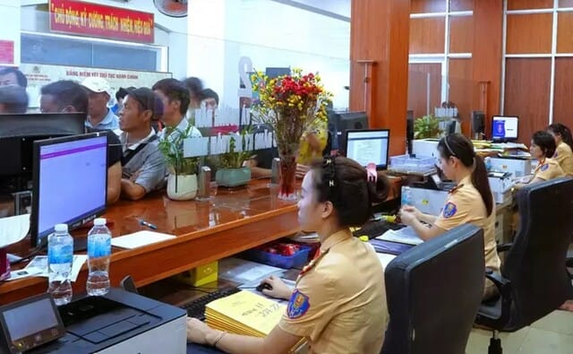Người dân đến phòng CSGT Công an tỉnh Đồng Nai làm thủ tục đăng ký xe
