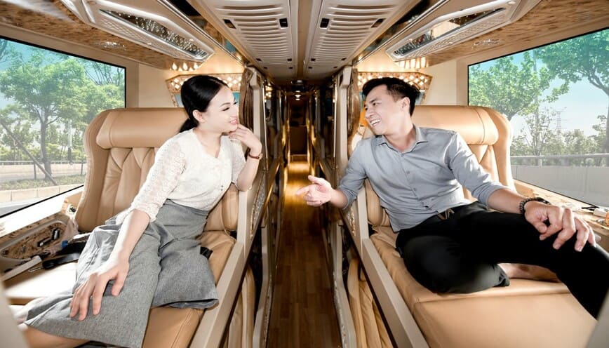 Cặp đôi trải nghiệm trên xe của nhà xe Long Vân HCM