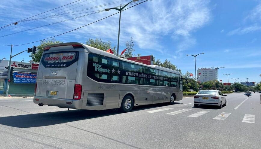 Xe Limousine của nhà xe Trung Nga Sài Gòn di chuyển trên đường
