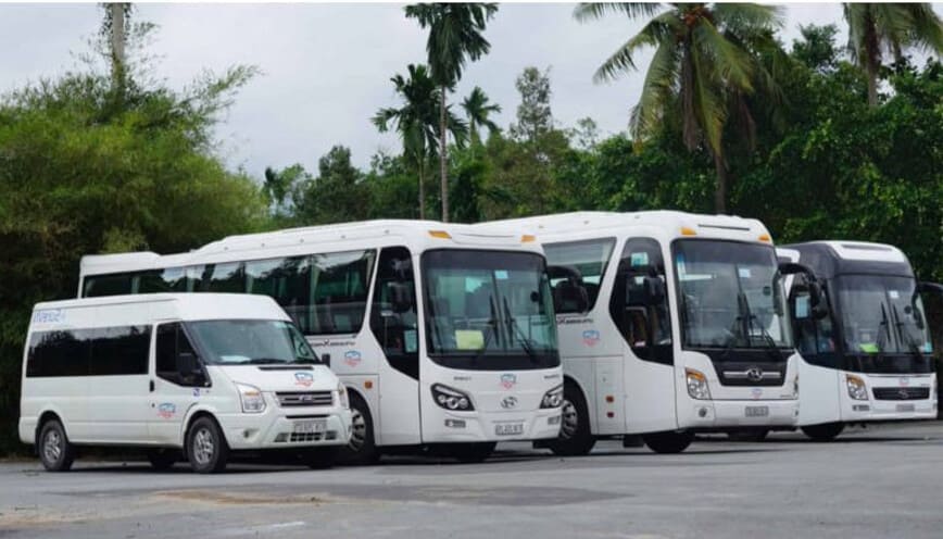 Các xe đậu tại bến chuẩn bị cho tuyến đi Bình Thuận - Sài Gòn