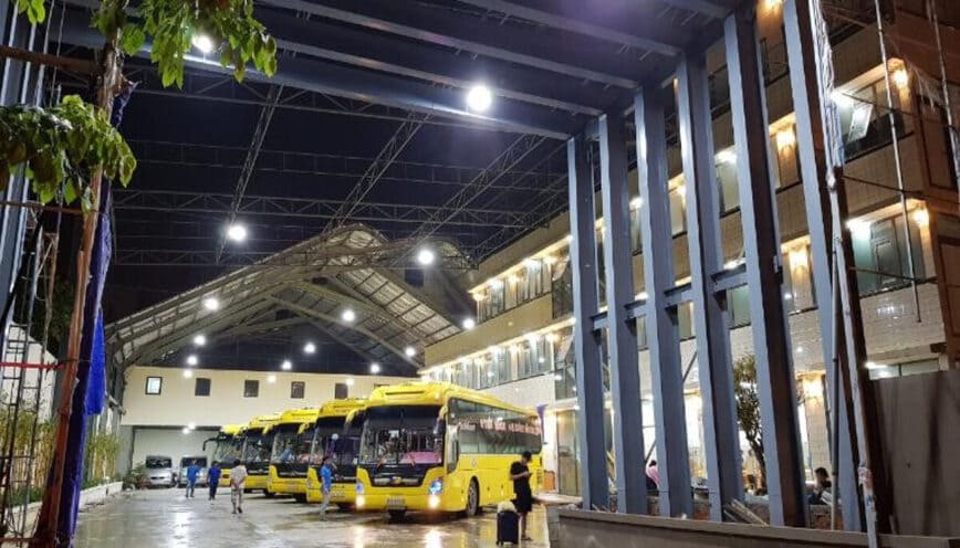Hàng xe nối đuôi đậu tại nhà xe 