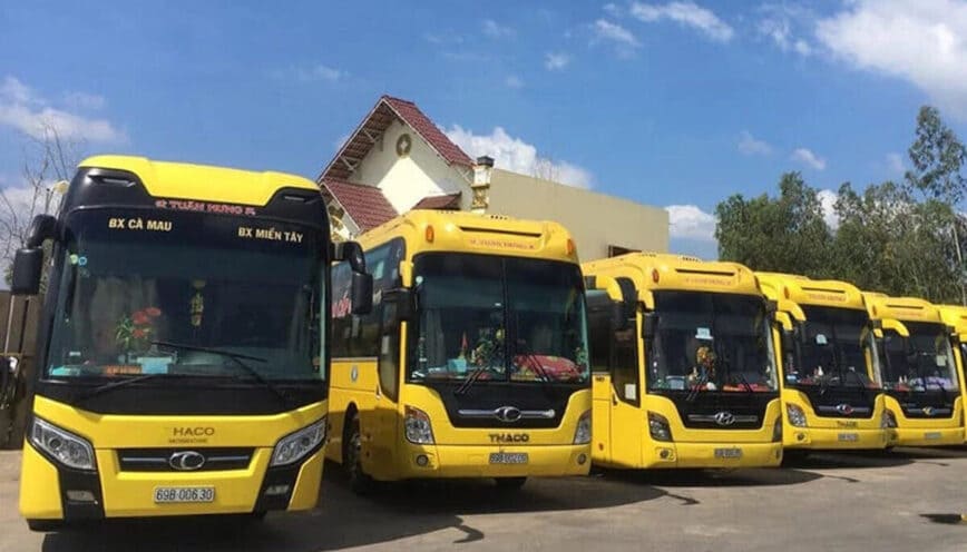 Nhiều tuyến xe đỗ tại bến để kịp phục vụ bà con
