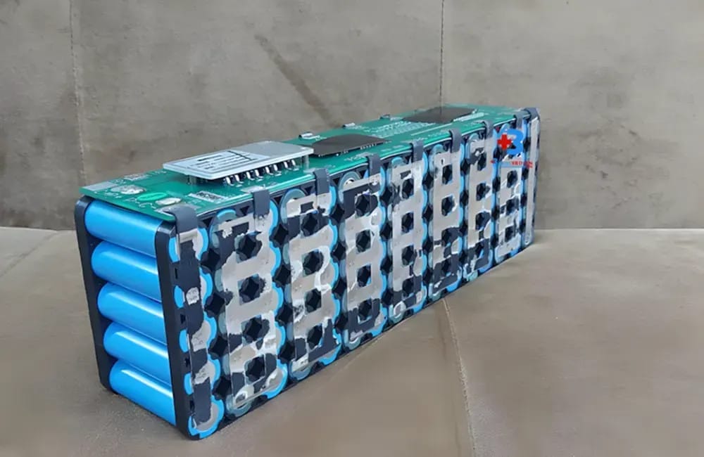 Ắc quy xe đạp điện bị phồng rộp, dấu hiệu của sự hư hỏng cần thay thế.
