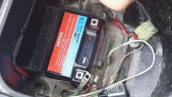 Ắc quy xe máy là bộ phận quan trọng không thể thiếu