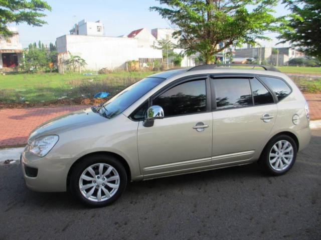 alt: Giá xe Kia Sedona cũ sang trọng, phù hợp gia đình lớn