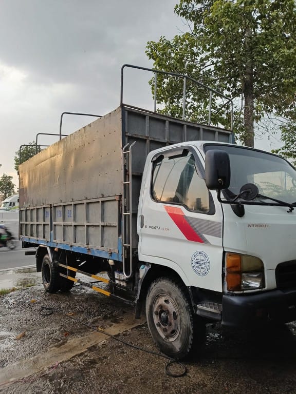 alt: Hình ảnh xe tải Hyundai 3.5 tấn đời 2003 với thùng kín, minh họa cho dòng xe tải Hyundai 3.5 tấn cũ đã qua sử dụng.