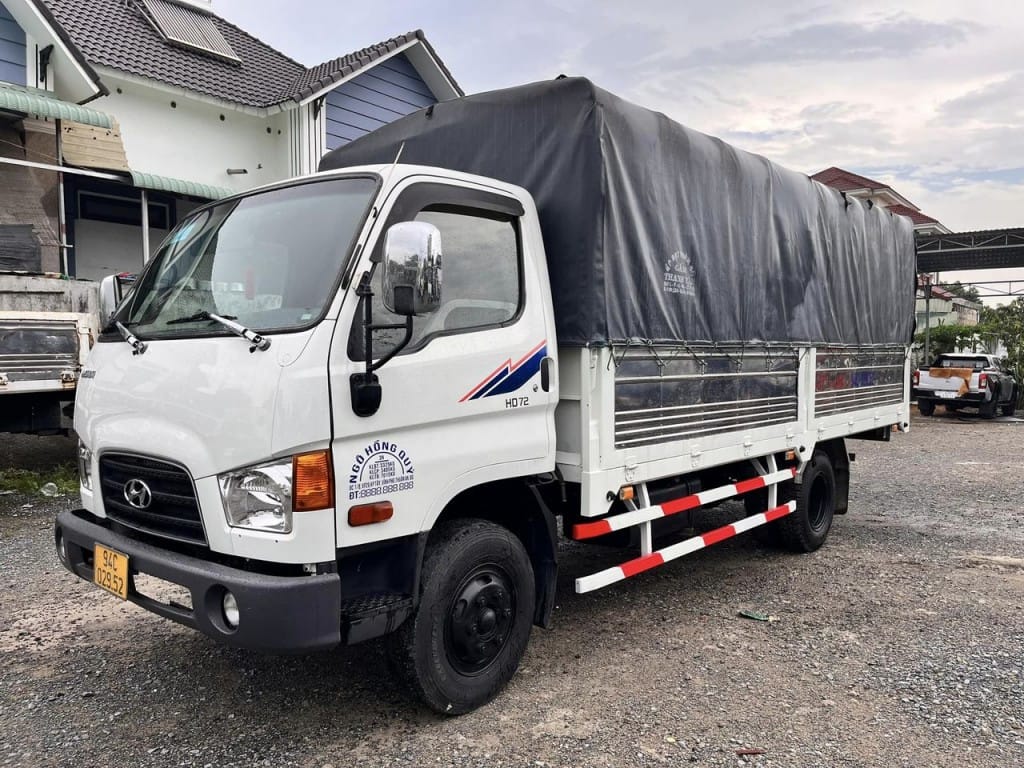 alt: Hyundai HD72 3.5 tấn đời 2017, phiên bản cuối cùng của thế hệ 2, là lựa chọn ưu việt trong các dòng xe tải Hyundai 3.5 tấn cũ.
