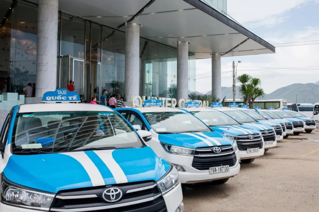 Alt text: Dòng xe taxi đang chờ khách tại một con đường ở Nha Trang, biểu tượng cho dịch vụ vận tải
