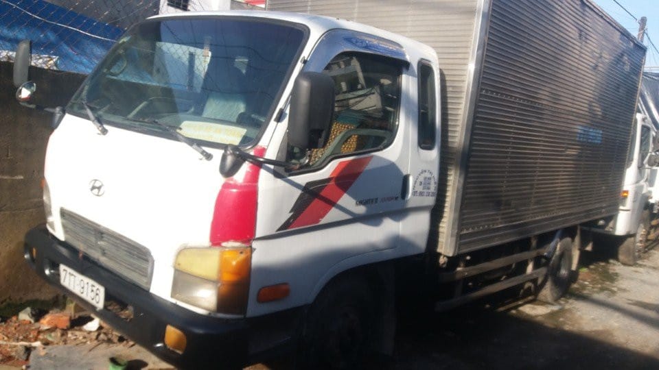 alt: Tổng quan xe tải Hyundai HD72 3.5 tấn đời 2003, một đại diện tiêu biểu của xe tải Hyundai 3.5 tấn cũ bền bỉ.