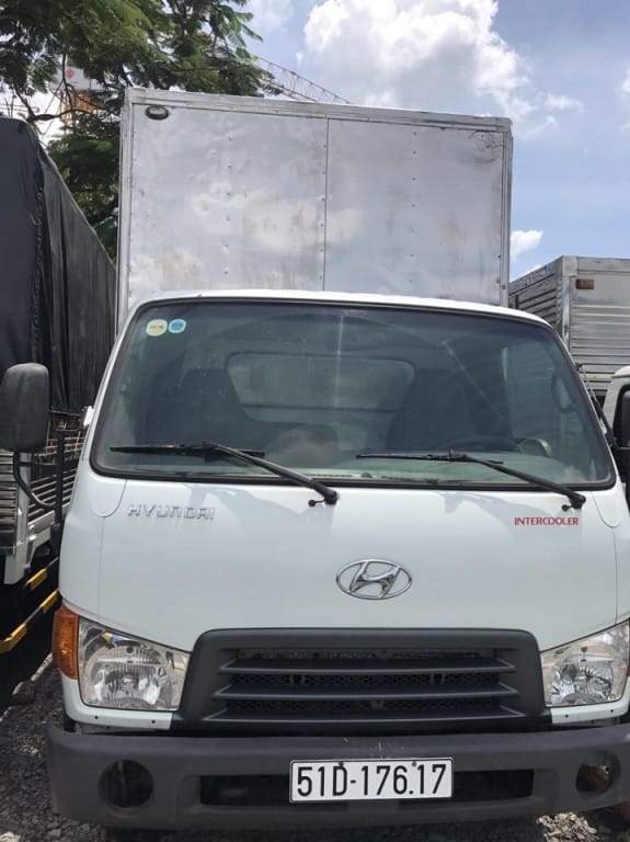 alt: Xe tải Hyundai HD72 3.5 tấn đời 2012 với thùng kín, minh họa tính linh hoạt của dòng xe tải Hyundai 3.5 tấn cũ.