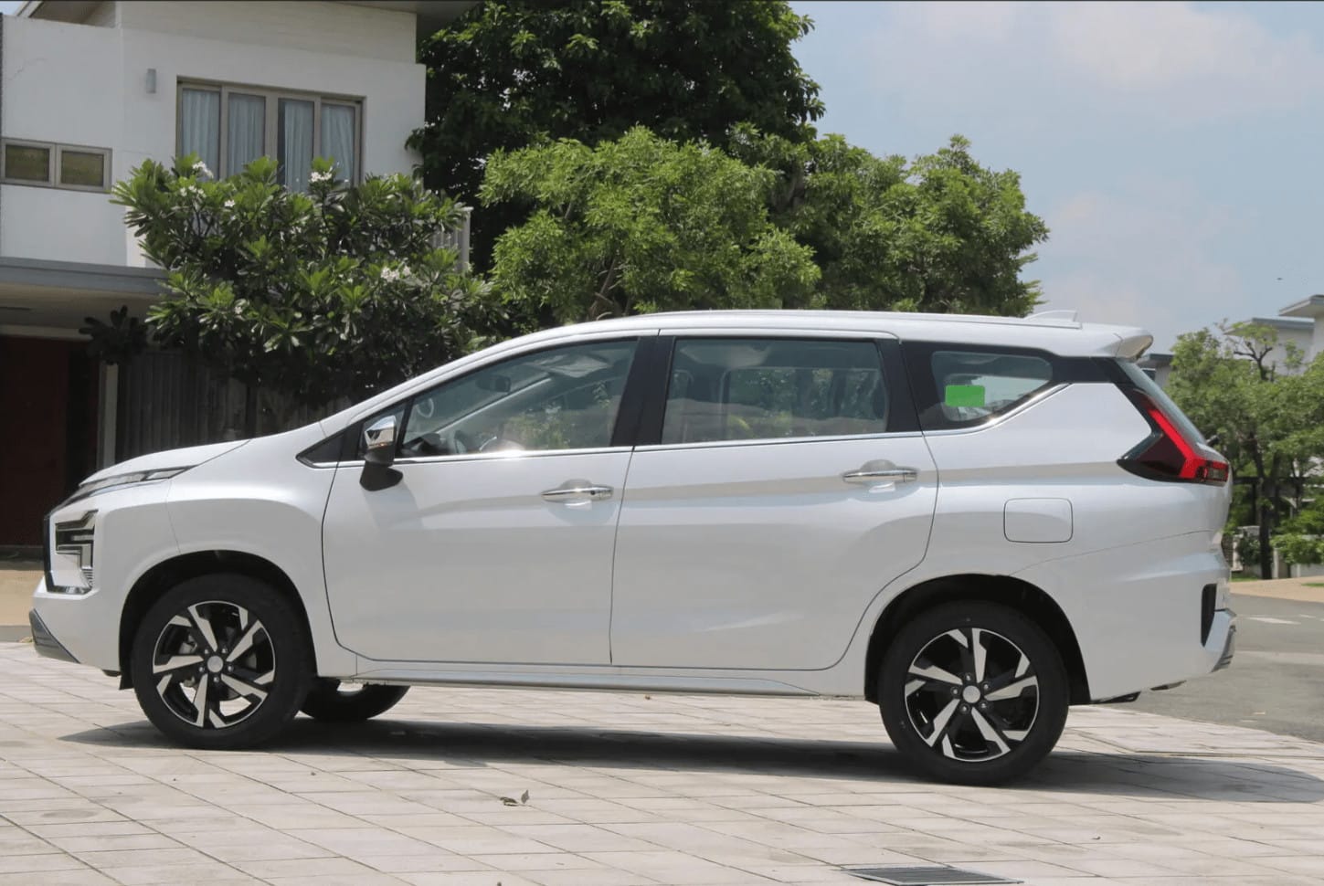 Ăng ten vây cá mập trên mẫu xe Xpander cũ trả góp