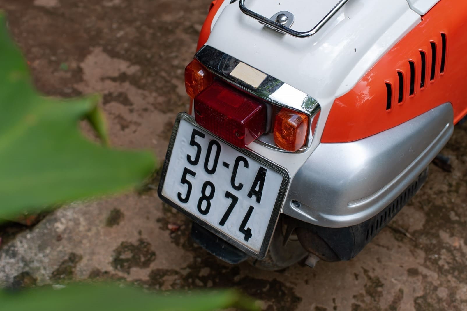 Ảnh cận cảnh biển số xe máy 50cc với ký hiệu hai chữ cái, giúp phân biệt xe 50cc và 110cc