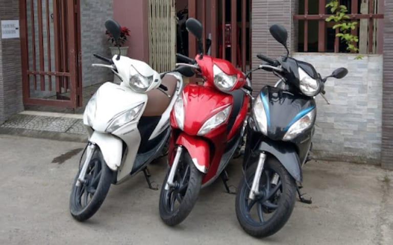 Anh Cường kiểm tra xe máy trước khi bàn giao cho khách thuê tại Bắc Ninh