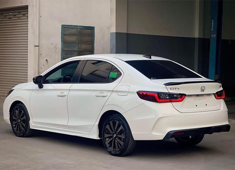 Ảnh xe ô tô Honda City RS 2025 màu trắng nhìn từ góc cạnh phía đuôi