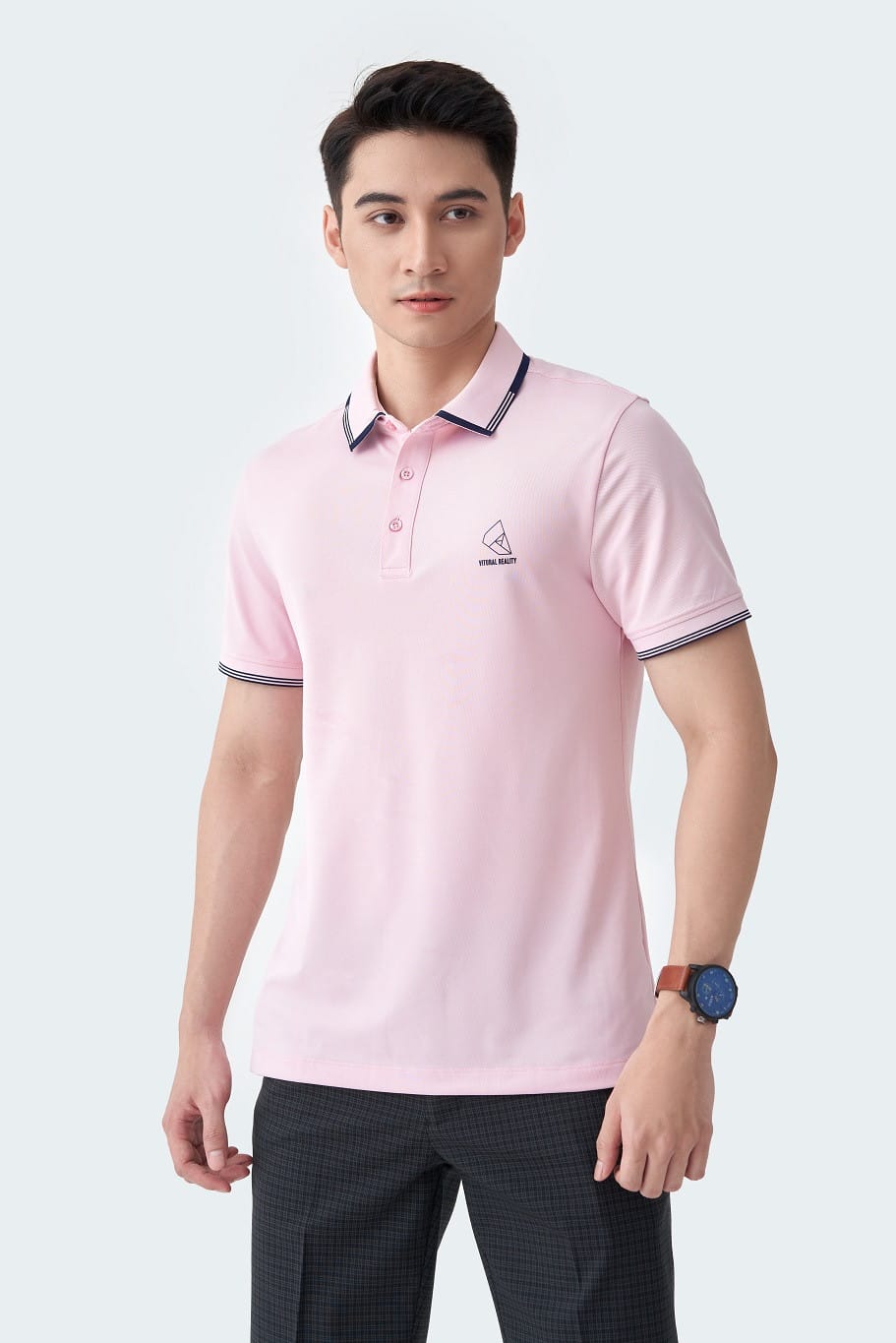 Áo polo màu hồng pastel nhẹ nhàng, phối đồ hợp mệnh cho nam giới sinh năm 1986