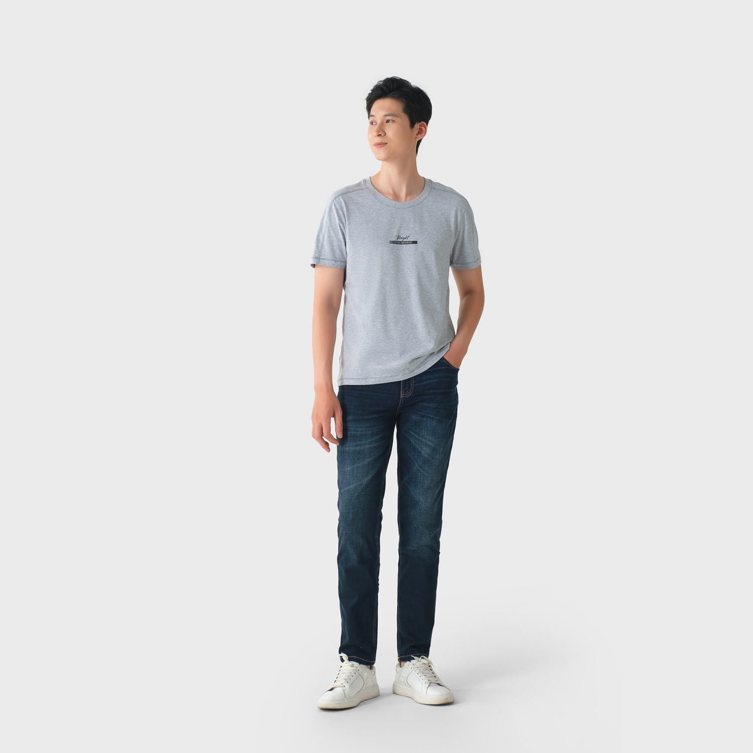 Áo thun xám thời thượng phối cùng quần jean đơn giản, thu hút
