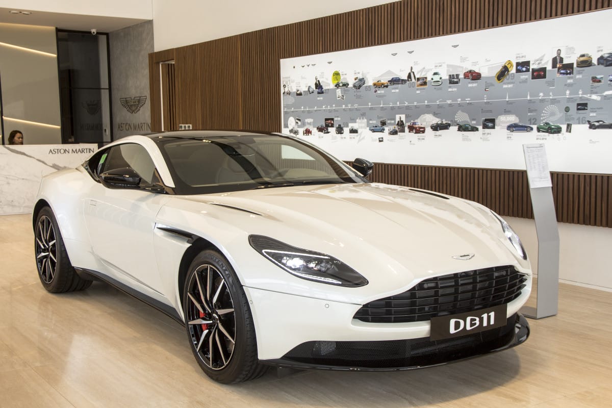 Aston Martin DB11 màu bạc, thiết kế sang trọng và thể thao, phản chiếu ánh sáng mặt trời