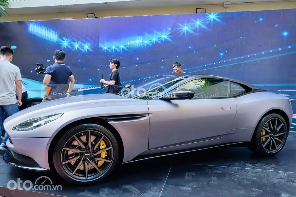 Aston Martin DB11 V8 Coupe với thiết kế tinh xảo và động cơ mạnh mẽ.