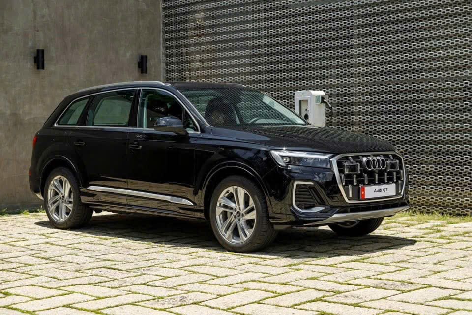Audi Q7 2025 đang lăn bánh trên đường tại TP Hồ Chí Minh