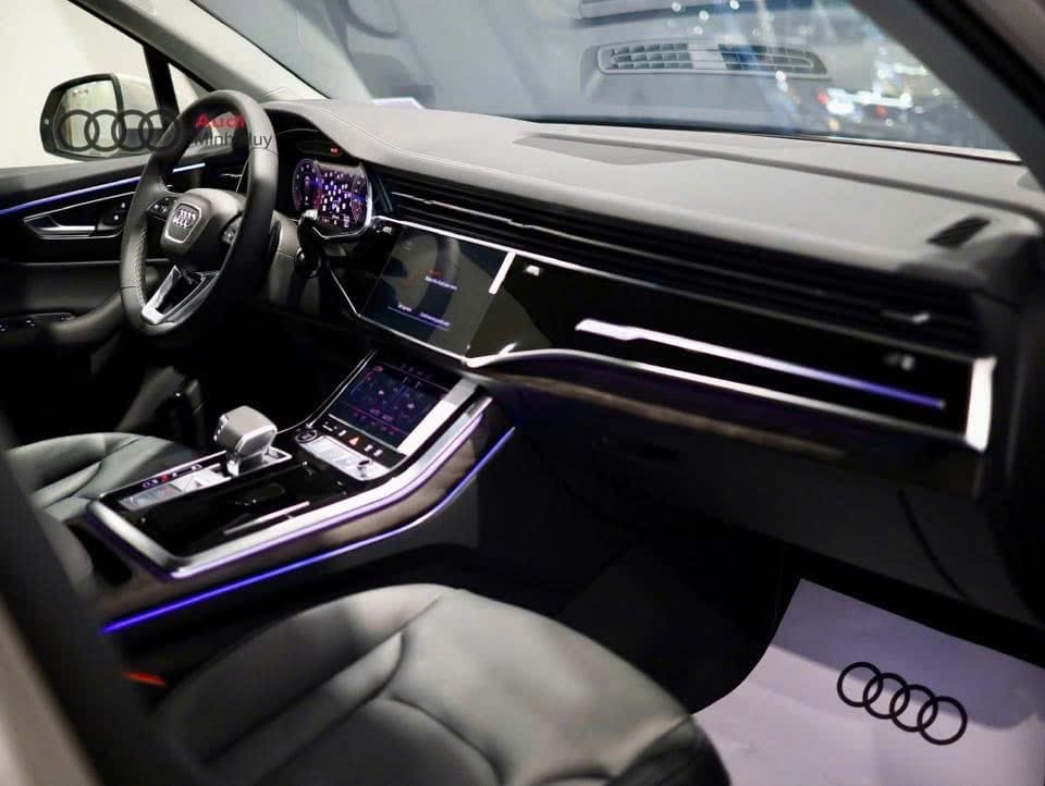 Audi Q7 2025 màu xanh lịch lãm, di chuyển vững vàng trên đường, thể hiện sự kết hợp hoàn hảo giữa công suất và kiểm soát.