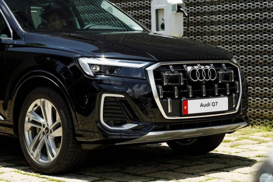 Audi Q7 với lưới tản nhiệt Singleframe cỡ lớn mạ chrome đặc trưng.