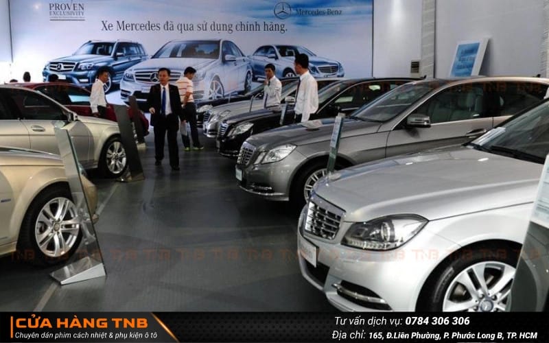 Ba loại xe ô tô: xe điện, xe hybrid và xe xăng, đặt cạnh nhau tượng trưng cho sự lựa chọn khi quyết định nên mua xe xăng hay xe điện