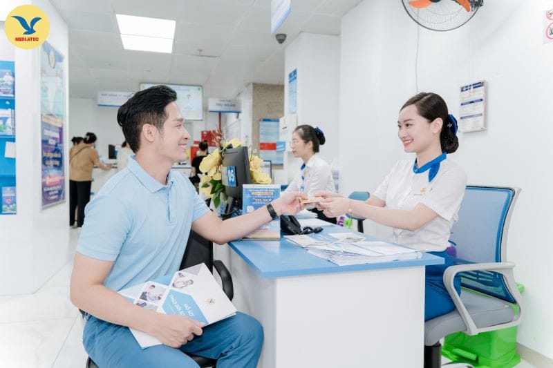 Bác sĩ đang tư vấn kết quả khám bệnh cho bệnh nhân, minh họa quy trình thăm khám ngoại trú.