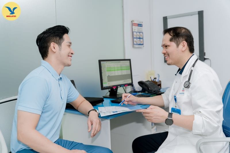 Bác sĩ thực hiện thăm khám tổng quát cho bệnh nhi tại phòng khám hiện đại, dịch vụ chăm sóc sức khỏe ngoại trú chất lượng.