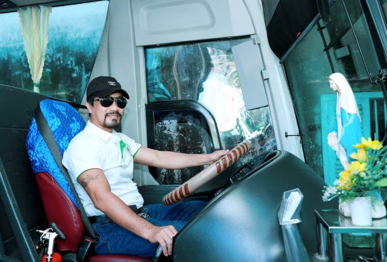 Bác tài Vinh Hoa với nhiều năm kinh nghiệm lái xe đường dài đến Bình Thuận