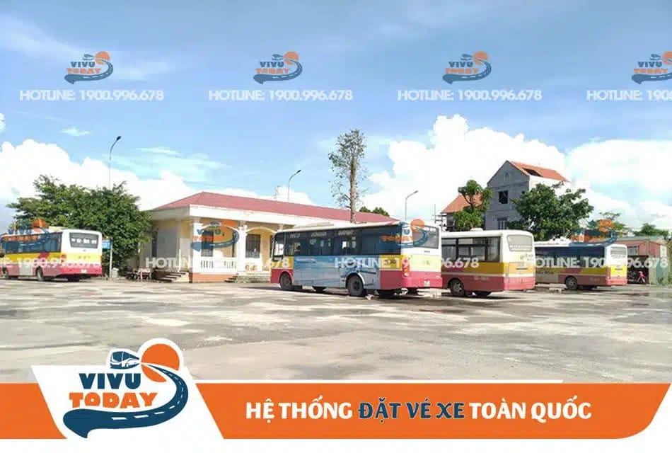 Bãi đậu xe rộng lớn tại **bến xe khách Hà Nam**, sắp xếp khoa học.
