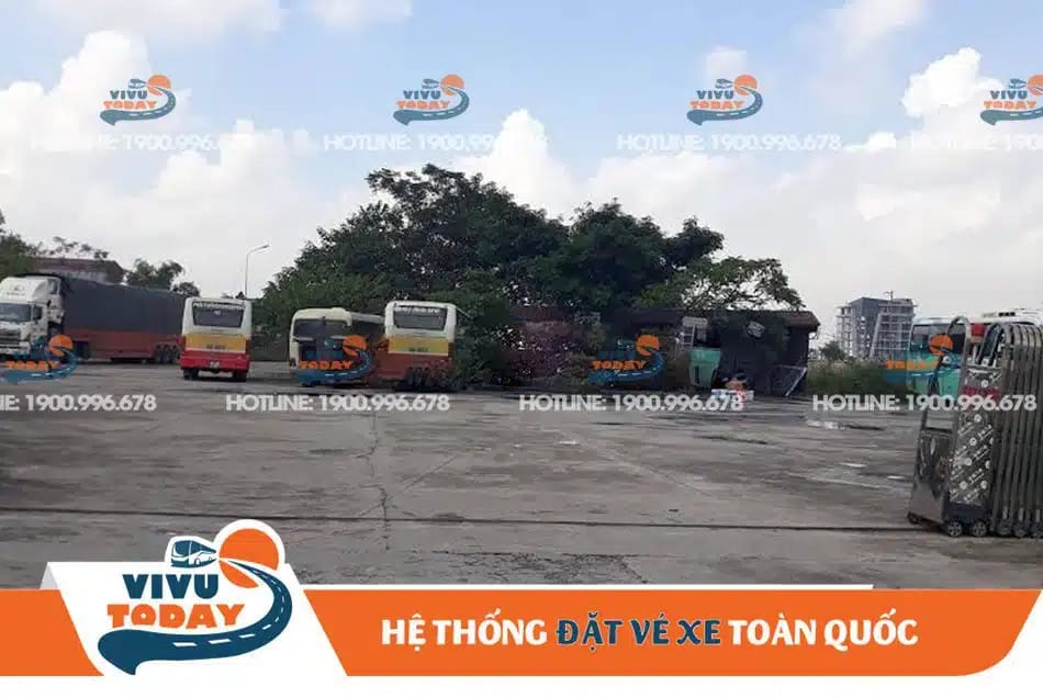 Bãi đỗ xe tấp nập của **bến xe khách Phủ Lý** thuộc tỉnh Hà Nam.