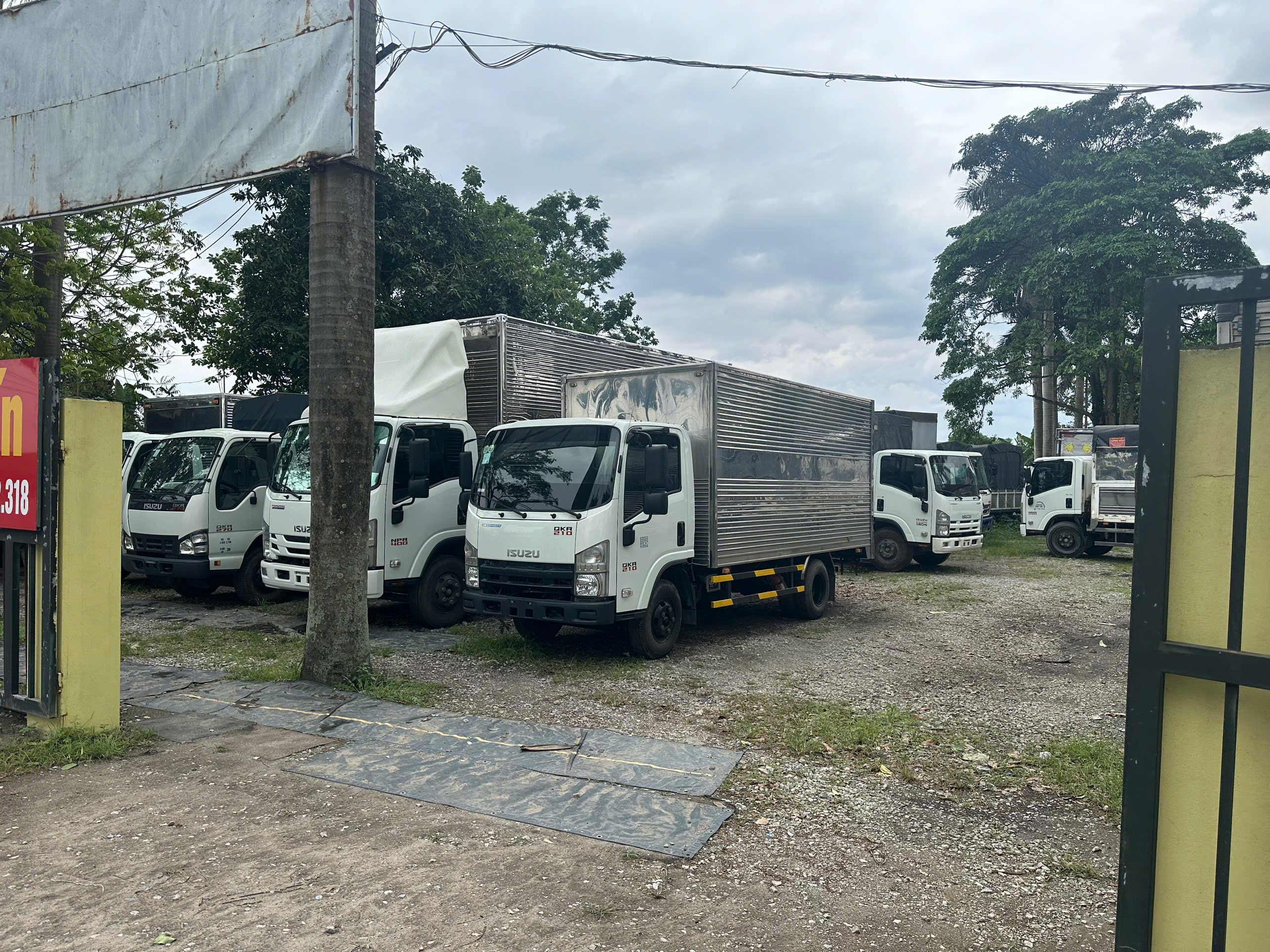 Bãi tập kết xe tải Isuzu cũ và xe đã qua sử dụng tại Hà Nội