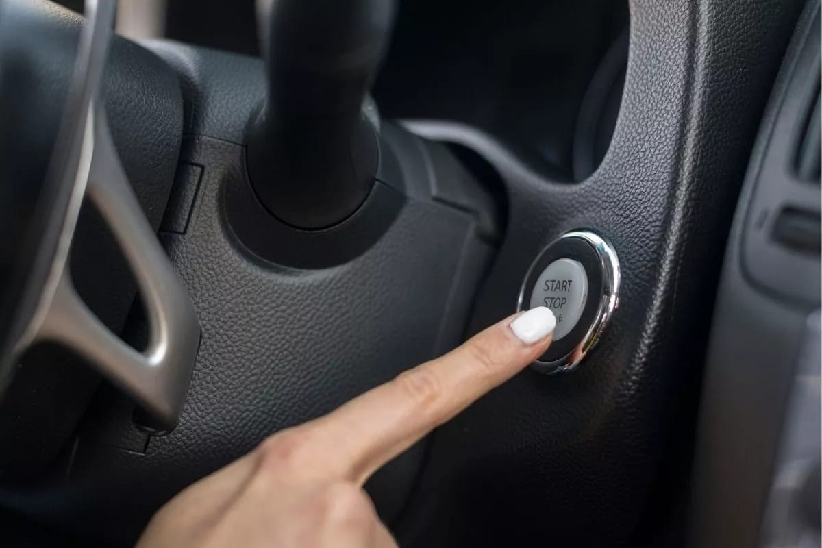 Bấm nút Engine Start Stop để khởi động động cơ xe số tự động