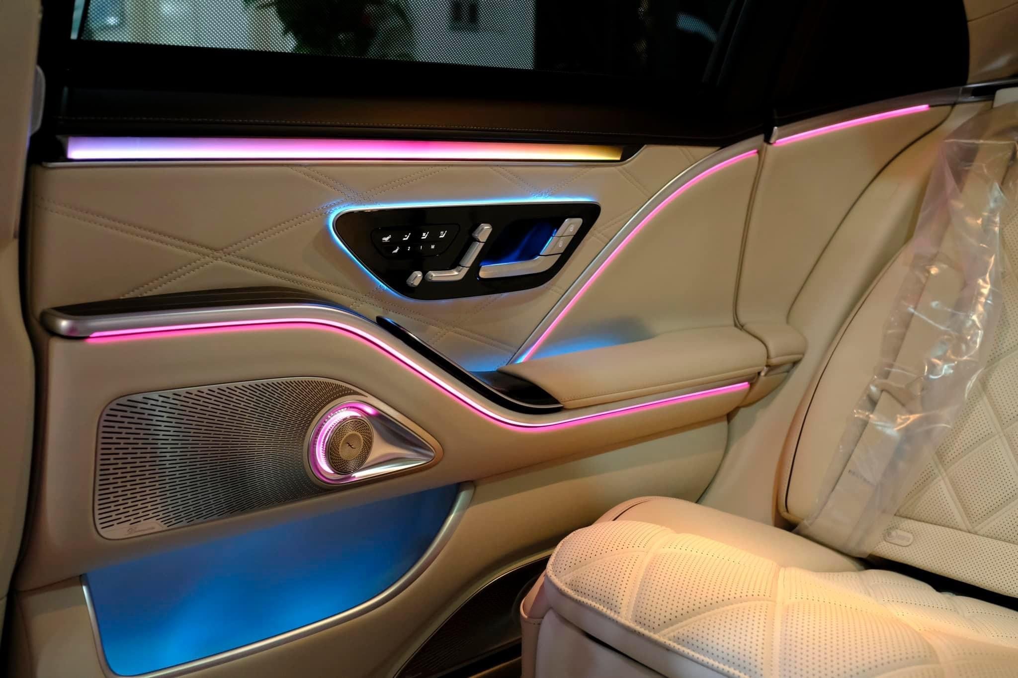 Bàn làm việc gấp gọn tiện lợi ở hàng ghế sau của Mercedes-Maybach S650, đáp ứng nhu cầu công việc cho các doanh nhân bận rộn.