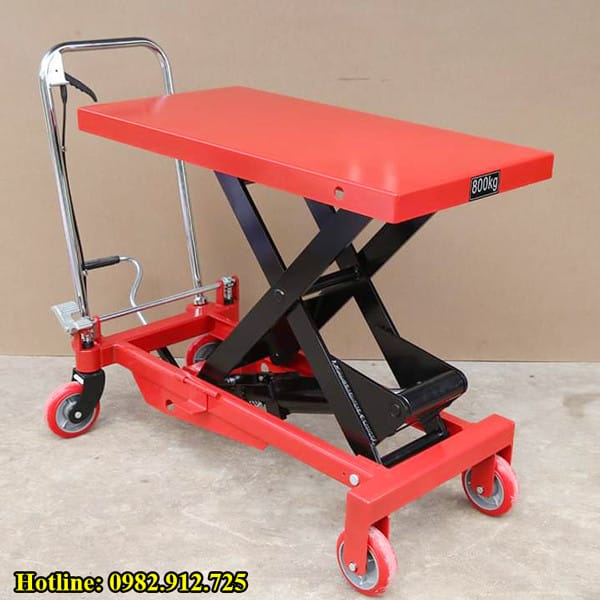 Bàn nâng thủy lực hỗ trợ sửa chữa và trưng bày xe tải cũ tại Vĩnh Phúc