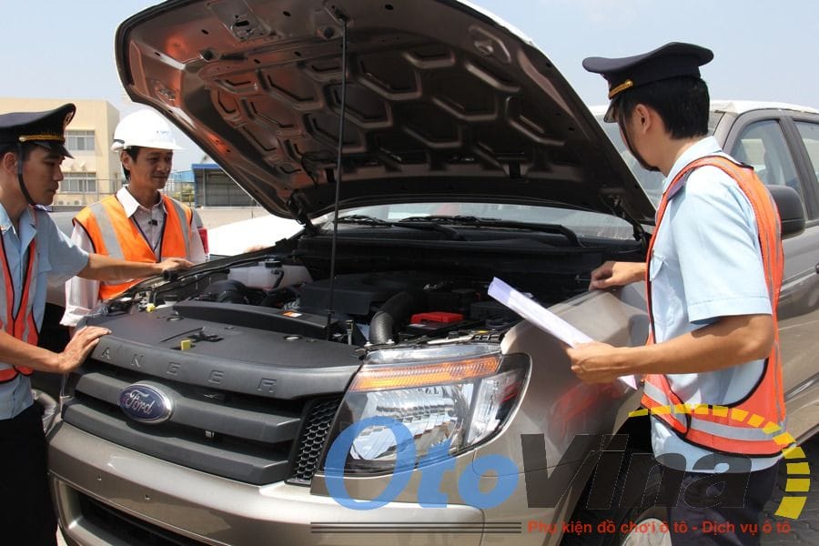 Bàn tay chỉ vào văn bản pháp luật về chuyển quyền sở hữu xe ô tô