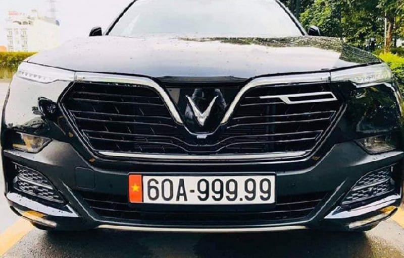 Bàn tay đang chạm vào màn hình cảm ứng để bấm biển số đẹp