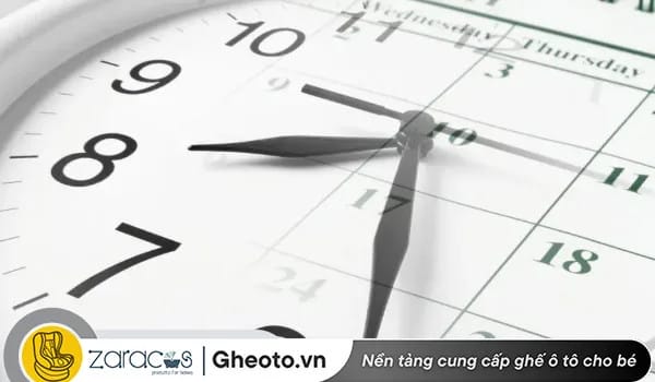 Bàn tay đang tra cứu lịch vạn niên để chọn ngày tốt mua xe ô tô hợp tuổi
