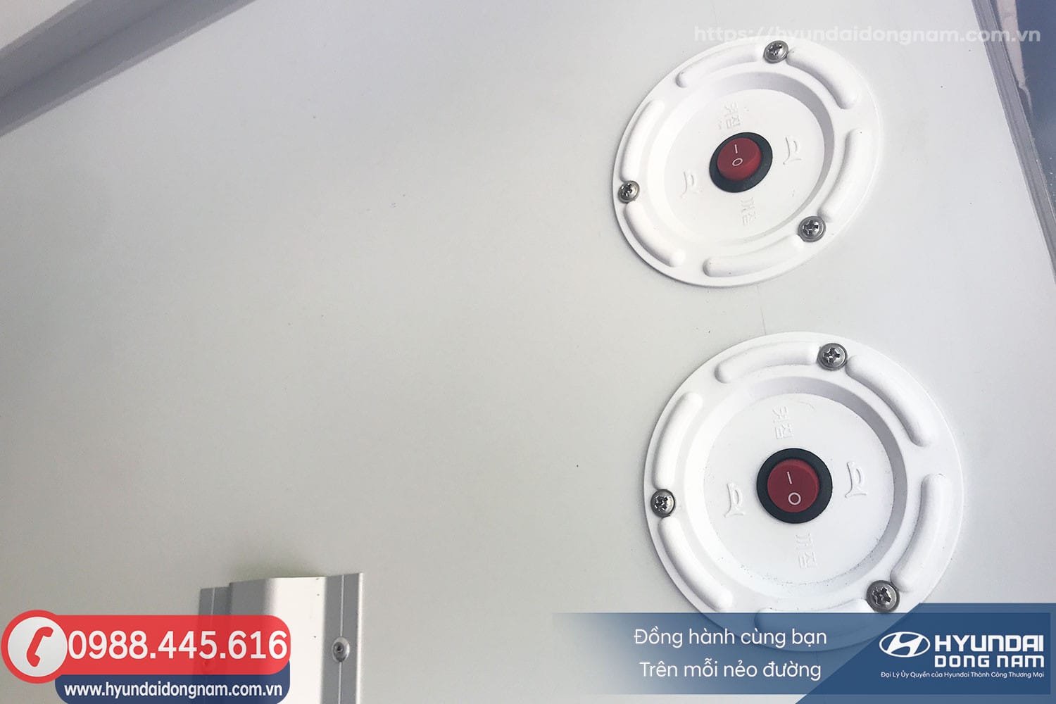 Bảng điều khiển đèn và còi cảnh báo trong xe tải đông lạnh