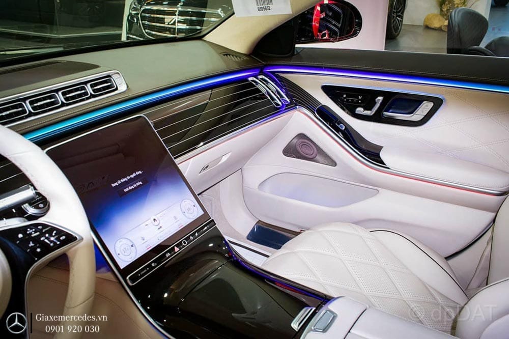 Bảng điều khiển Maybach S450 với màn hình hiển thị thông tin và các tính năng an toàn