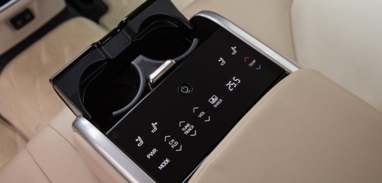 Bảng điều khiển ở ghế sau xe Toyota Camry 5 chỗ tiện lợi