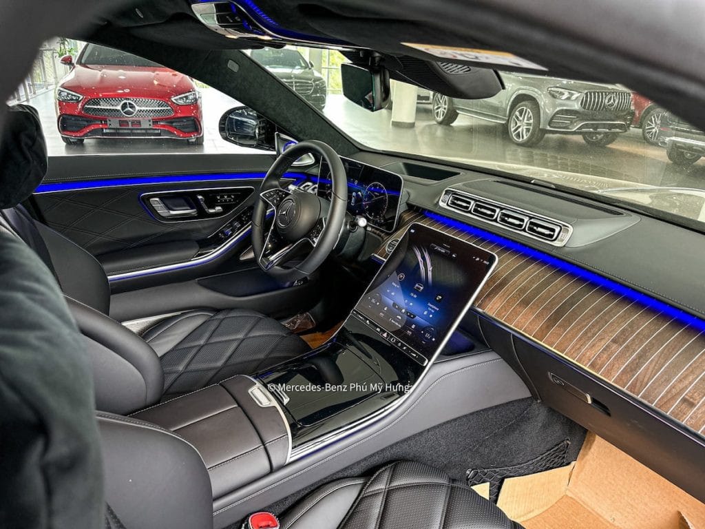 Bảng điều khiển trung tâm của Maybach S680, tích hợp màn hình lớn và các nút điều khiển cảm ứng, mang lại trải nghiệm công nghệ cao