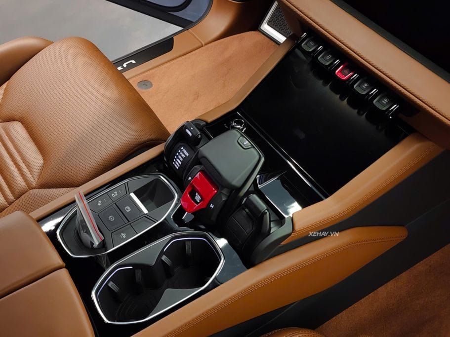 Bảng điều khiển trung tâm của siêu SUV Urus SE với các nút điều khiển chế độ lái, tập trung vào trải nghiệm lái cao cấp và trực quan