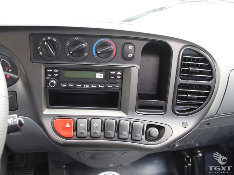 Bảng điều khiển trung tâm tích hợp tiện ích trên xe tải Hyundai 2t4
